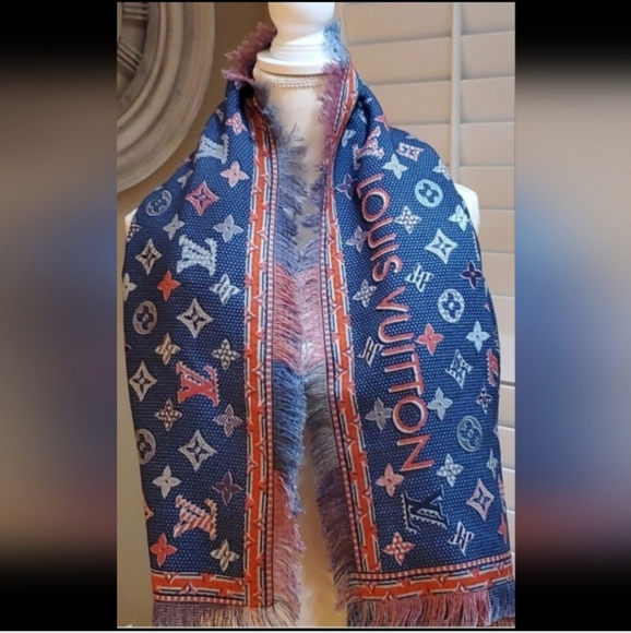 Louis Vuitton Scarf/Wrap - Picture 2 of 5